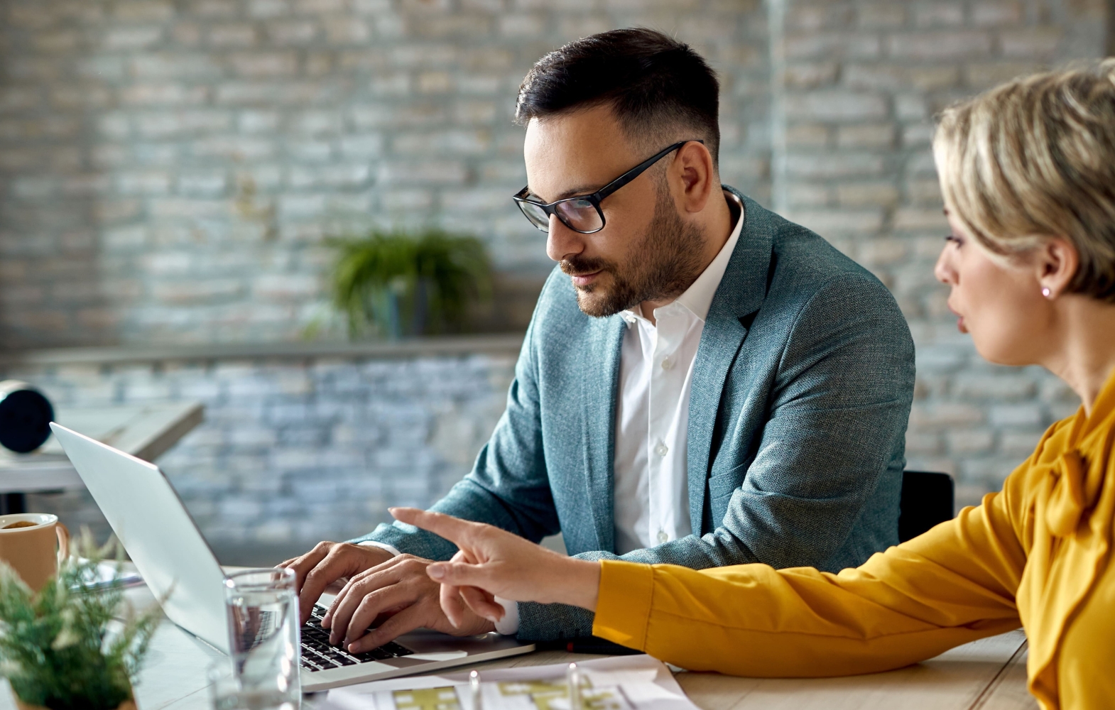 4 tendances 2026 qui transforment le métier d’administrateur de biens homme derrière un ordinateur sur son bureau